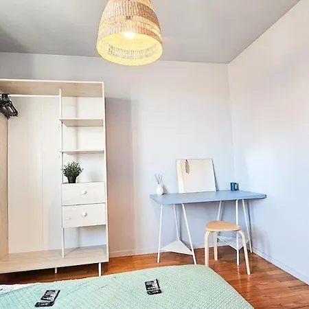 Apartment La Comete 4 Bedroom Wifi Tv