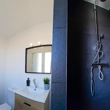 La Comete 4 Bedroom Wifi Tv *